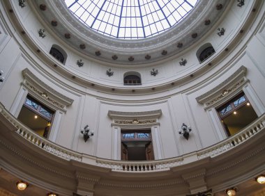 Rio de Janeiro, Brezilya - 26 Aralık 2008: El Centro bölgesi. Centro Cultural Banco do Brasil 'in kubbesine bakıyorum. Camdan ve beyaz boyalı duvarlardan.