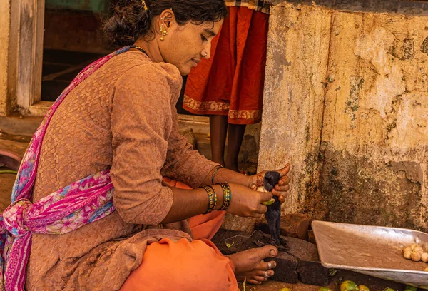 Kadenahalli Karnataka India Noviembre 2013 Primer Plano Mujer Sentada Cortando —  Fotos de Stock