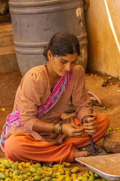 Kadenahalli Karnataka India November 2013 Frontal Closeup Sitting Woman Cutting — стоковое фото