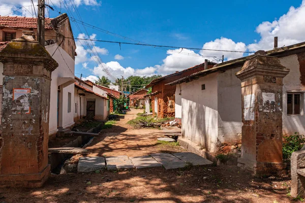카데나 카르나타카 2013 마을의 거리를 하수구가 흰색과 빨간색으로 집들이 더러운 — 스톡 사진
