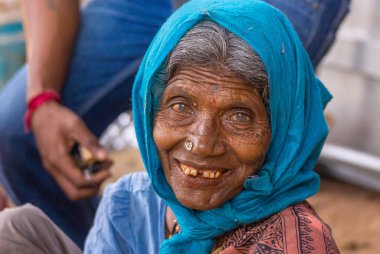 Chikkanayakanahalli, Karnataka, Hindistan - 3 Kasım 2013: Mavi şallı yaşlı bir kadının yakın plan portresi. 