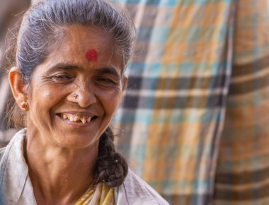 Chikkanayakanahalli, Karnataka, Hindistan - 3 Kasım 2013: Gri saçlı ve çarpık dişli yaşlı bir kadının yakın plan portresi. 