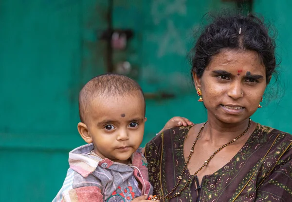 Chikkanayakanahalli Karnataka Indie Listopada 2013 Portret Dumnej Młodej Matki Maluszkiem — Zdjęcie stockowe