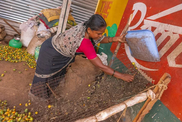 Chikkanayakanahalli Karnataka India November 2013 Γυναίκα Καθαρίζει Δίσκο Εισόδου Της — Φωτογραφία Αρχείου