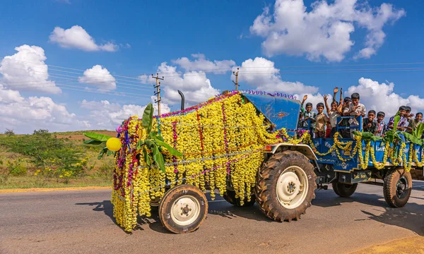 インド カルナータカ州ムドラプラ2013年11月3日 青い雲の下で宗教的な祝福に向かう途中 ダーサラ祭りの間に子供たちでいっぱいの黄色の花で装飾された農業車両 — ストック写真