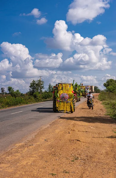 Mudrapura Karnataka India November 2013 Motorbike Yellow Flowtly Decorated Agricultural — 图库照片