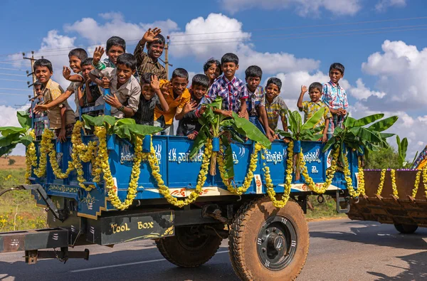 Mudrapura Karnataka India November 2013 Trailer Tractor Full Kids Dasara — 图库照片