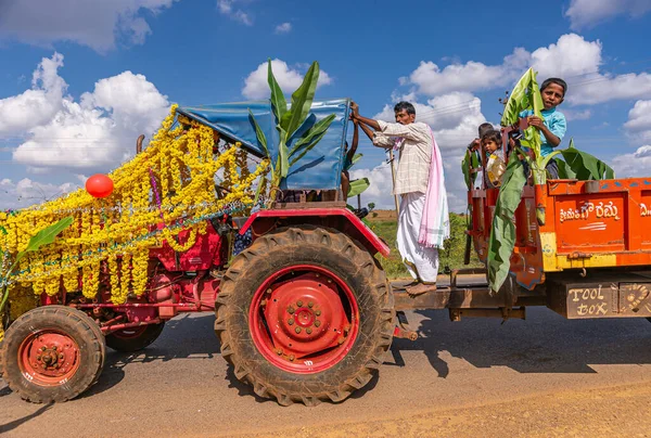 印度卡纳塔克邦Mudrapura 2013年11月3日 在Dasara节期间 在蓝色云彩笼罩下与农民和孩子们一起参加宗教祝福活动的黄色装饰拖拉机的布景 — 图库照片