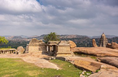 Hampi, Karnataka, Hindistan - 4 Kasım 2013: Sunset Hill namı diğer Hemakatu. Mavi bulutlar altında tapınak kalıntıları. Ufukta Sri Bhuvaneshwari Tapınağı Gopuram görünüyor..