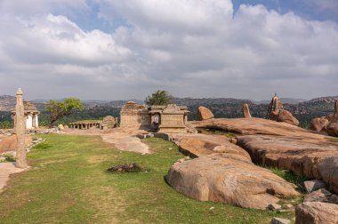 Hampi, Karnataka, Hindistan - 4 Kasım 2013: Sunset Hill namı diğer Hemakatu. Mavi bulutların altında tapınak kalıntıları ve kayalar. 