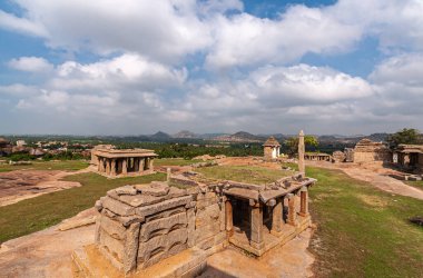 Hampi, Karnataka, Hindistan - 4 Kasım 2013: Sunset Hill namı diğer Hemakatu. Tapınak harabelerinin mavi bulutların altında yakınlaşması. 