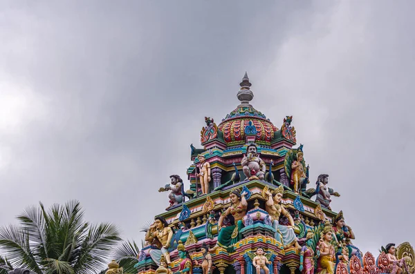 インド カルナータカ州カディラプラ 2013年11月4日 スリランカ ムルガン寺院 灰色の雲の風景に対するGopuramの頂点にカラフルな像 — ストック写真
