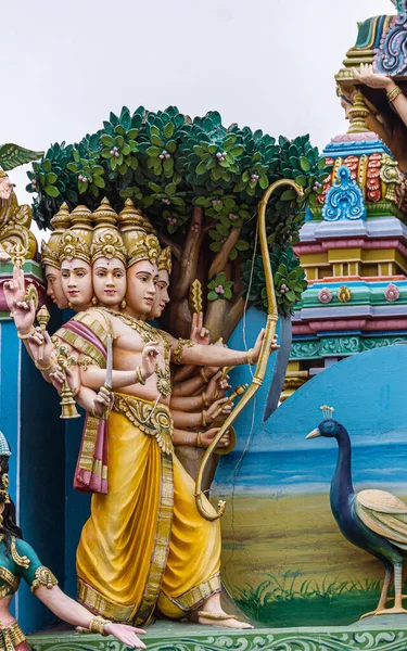 インド カルナータカ州カディラプラ 2013年11月4日 スリランカ ムルガン寺院 正面のカラフルな彫像 銀の空の下のファサードに Surapadmanを殺しながら 彼の弓をリリース村ガンの閉鎖 — ストック写真