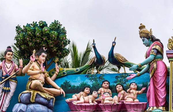 Kadirampura Karnataka India November 2013 Sri Murugan Temple 代表帕瓦蒂的五彩缤纷的雕像呈现给湿婆6个婴儿 它们将在银色的天空下变成穆鲁加 — 图库照片