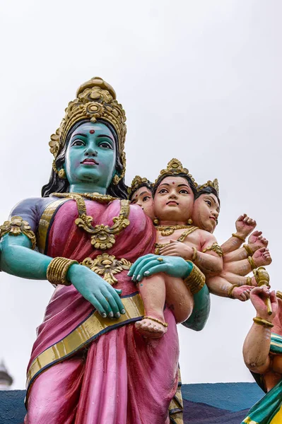Kadirampura Karnataka India November 2013 Sri Murugan Temple 银天下抱着6头婴儿穆鲁甘的五彩斑斓的帕瓦蒂雕像的布景 — 图库照片