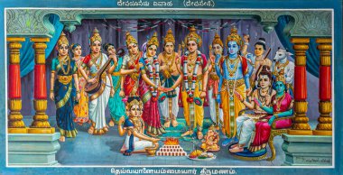 Kadirampura, Karnataka, Hindistan - 4 Kasım 2013: Sri Murugan Tapınağı. Murugan ve Valli 'nin düğününde hazır bulunan renkli resimler. Shiva ve Parvati koltukta. Puja önde..