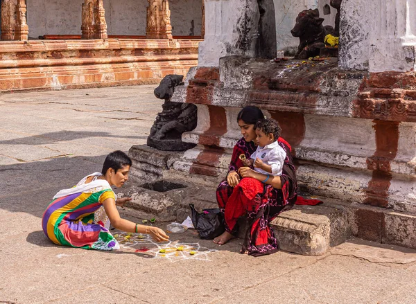 Hampi Karnataka Indien November 2013 Virupaksha Tempelkomplex Kvinna Färgglad Klänning — Stockfoto