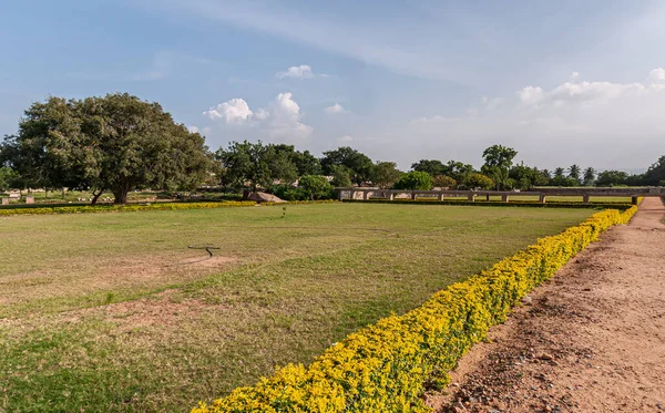 Hampi Karnataka India November 2013 Royal Enclosure 它主要是一个开放的绿色大公园 周围都是历史遗迹 前面的黄花在蓝色的云彩下 — 图库照片
