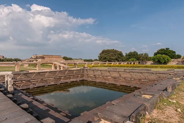 ハンピ カルナタカ州 インド 2013年11月4日 ロイヤル エンクロージャ 茶色の石に建てられた緑の環境に設定されたステップタンク マハーナヴァミ ディブバ 英語版 — ストック写真