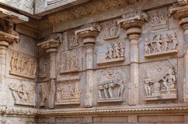 Hampi, Karnataka, Hindistan - 4 Kasım 2013: Hazara Rama Tapınağı. Binanın bej taştan duvarlarında bir grup Fresko..