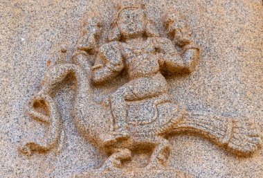 Hampi, Karnataka, Hindistan - 4 Kasım 2013: Hazara Rama Tapınağı. Duvarda Murugan 'ın tavus kuşunun üzerinde oturduğu bej taşından zarar görmüş heykelin yakın çekimi.