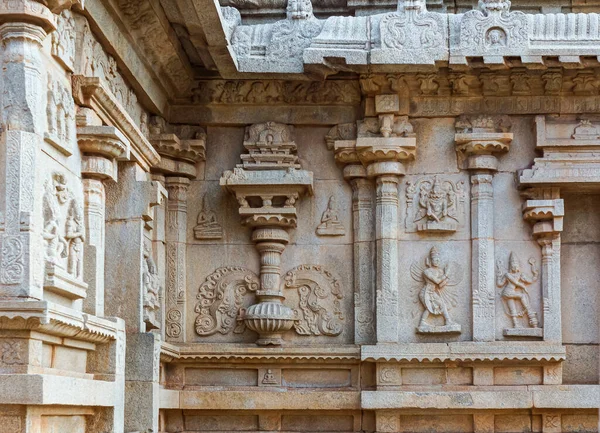 2013年11月4日 インド カルナータカ州ハムシ ハザーラ ラーマ寺院 建物のベージュの石壁にフレスコ画のグループ — ストック写真