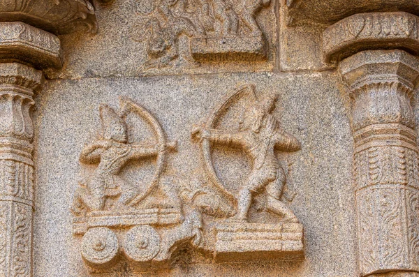 2013年11月4日 インド カルナータカ州ハムシ ハザーラ ラーマ寺院 アーチ型の戦闘シーンを特徴とする壁にベージュ石の損傷彫刻の閉鎖 — ストック写真