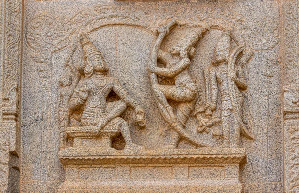 2013年11月4日 インド カルナータカ州ハムシ ハザーラ ラーマ寺院 国王への贈り物を持つ訪問者をフィーチャー壁にベージュ石の損傷彫刻の閉鎖 — ストック写真