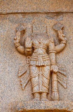 Hampi, Karnataka, Hindistan - 4 Kasım 2013: Hazara Rama Tapınağı. Kafası kesilmiş Vishnu 'nun bej taş heykellerinin yakın çekimi..