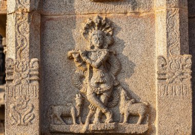 Hampi, Karnataka, Hindistan - 4 Kasım 2013: Hazara Rama Tapınağı. Manasa yılanları ve daha küçük hayvanların olduğu bej renkli flüt oyuncusunun heykelleri..