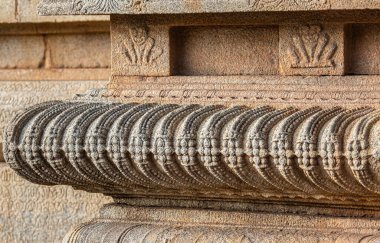 Hampi, Karnataka, Hindistan - 4 Kasım 2013: Hazara Rama Tapınağı. Binanın dışında yılan derisi olan bej taştan tüp benzeri heykeller..