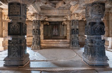 Hampi, Karnataka, Hindistan - 4 Kasım 2013: Hazara Rama Tapınağı. Kilitli iç odanın önündeki 4 siyah sütun. Yanlardan gelen doğal ışık.