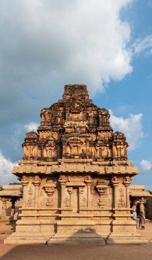 Hampi, Karnataka, Hindistan - 4 Kasım 2013: Hazara Rama Tapınağı. Daha küçük kare vimanam mavi bulutların altında gün batımına kadar sıcak kahverengiye boyanmış. 