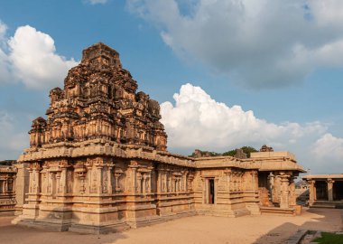 Hampi, Karnataka, Hindistan - 4 Kasım 2013: Hazara Rama Tapınağı. Gün batımında, sıcak kahverengi vimanam mavi bulutların altında, kutsal odanın üstünde..
