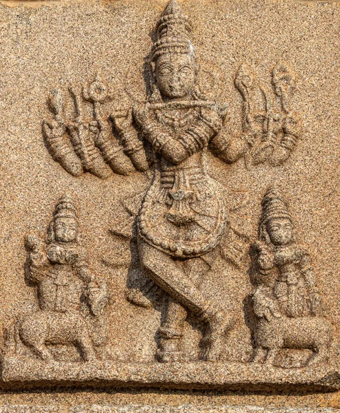 2013年11月4日 インド カルナータカ州ハムシ ハザーラ ラーマ寺院 小像や動物とヴィシュヌを演奏フルートのベージュ石彫刻の閉鎖 — ストック写真