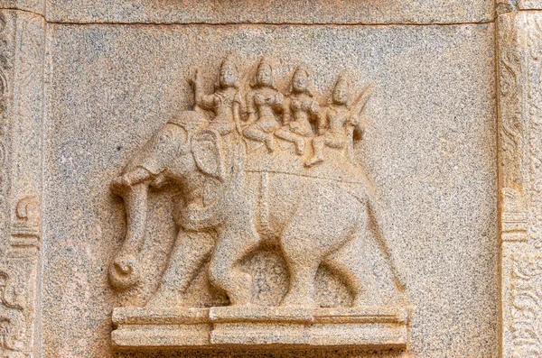 Hampi Karnataka India November 2013 Hazara Rama Temple 由2名妇女和2名男子在大象上雕刻的米黄色石雕 — 图库照片