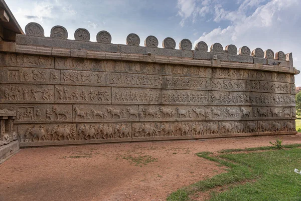 Hampi Karnataka India November 2013 Hazara Rama Temple 弗雷斯科装饰的棕色石墙在蓝色的云彩景观下 线条相同的人物 — 图库照片