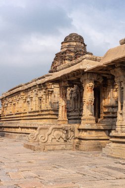 Hampi, Karnataka, Hindistan - 5 Kasım 2013: Sri Krishna tapınağı yıkıldı. Büyük sarı-kahverengi cepheli, adım adım, heykel sütunlar ve açık mavi bulutlar altında kubbe vimanam.