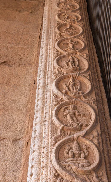2013年11月5日 インド カルナータカ州ハンピ 遺跡のスリクリシュナ寺院 大規模な玄関ドアの赤い石の彫刻フレームは ヘビのようなデザインに囲まれ 神々などの丸みを帯びた人物を示しています — ストック写真