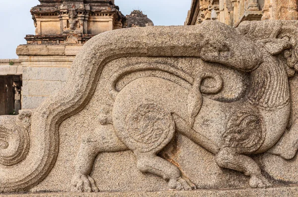 2013年11月5日 インド カルナータカ州ハンピ 遺跡のスリクリシュナ寺院 蛇がライオンの頭を噛んだ間の戦いを描いた入り口のステップのベージュ石彫刻のバルースターの閉鎖 — ストック写真