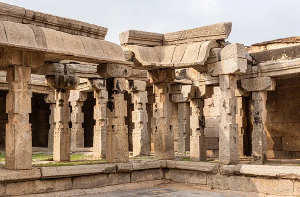 2013年11月5日 インド カルナータカ州ハンピ 遺跡のスリクリシュナ寺院 明るい青空の下 敷地内の荒々しい角にあるベージュの石の柱と梁 草もある — ストック写真
