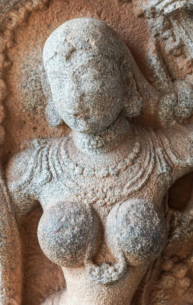 2013年11月5日 インド カルナータカ州ハンピ 遺跡のスリクリシュナ寺院 灰色の石の閉鎖破損した胸の女性のフレスコ画 — ストック写真