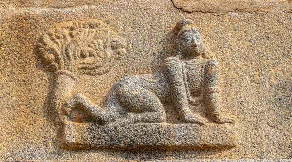 2013年11月5日 インド カルナータカ州ハンピ 遺跡のスリクリシュナ寺院 ベージュ石の女性の閉鎖上のすべての4つのフレスコ画 — ストック写真