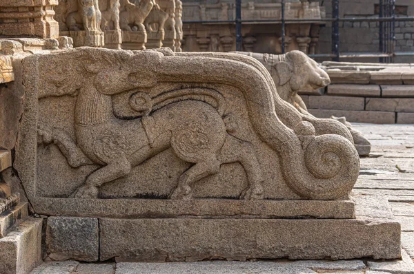 2013年11月5日 インド カルナータカ州ハンピ 遺跡のスリクリシュナ寺院 蛇の尾を噛むライオンの間の戦いを描いた入り口のステップのベージュ石彫刻のバルースターの閉鎖 — ストック写真