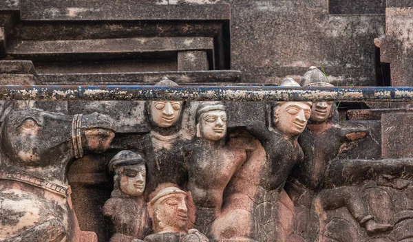 2013年11月5日 インド カルナータカ州ハンピ 遺跡のスリクリシュナ寺院 鉄の棒の下の成形壁に対する彫刻ベージュの男性の顔と馬のグループの閉鎖 — ストック写真