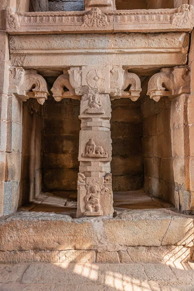 2013年11月5日 インド カルナータカ州ハンピ 遺跡のスリクリシュナ寺院 彫刻フレームと柱とブラウン石の空の入り口オフィスニッチ いくつかの損傷したフレスコ画 — ストック写真
