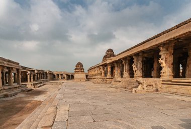 Hampi, Karnataka, Hindistan - 5 Kasım 2013: Sri Krishna tapınağı yıkıldı. Ana bina boyunca bakın, Mandapa, m ve iç mabet, hepsi mavi bulutların altında kahverengi taşın gölgelerinde.