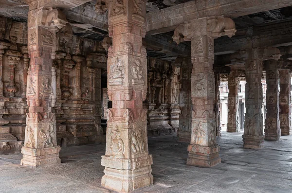 2013年11月5日 インド カルナータカ州ハンピ 遺跡のスリクリシュナ寺院 聖域の前にマンダパムを支える茶色の赤みを帯びた彫刻の柱 — ストック写真