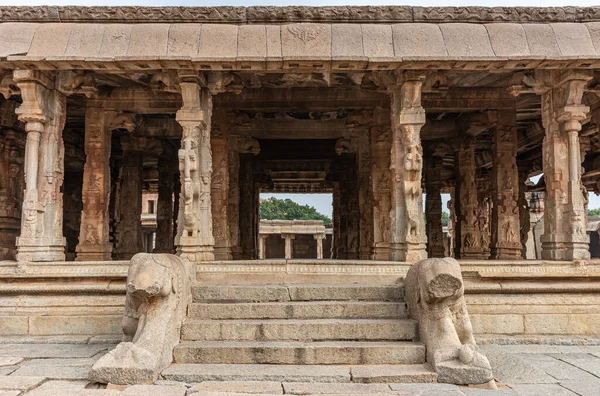 2013年11月5日 インド カルナータカ州ハンピ 遺跡のスリクリシュナ寺院 象のバラストは その多くの彫刻柱でマンダパムまでのステップとして損傷しました 緑の葉と青空に目を通す — ストック写真