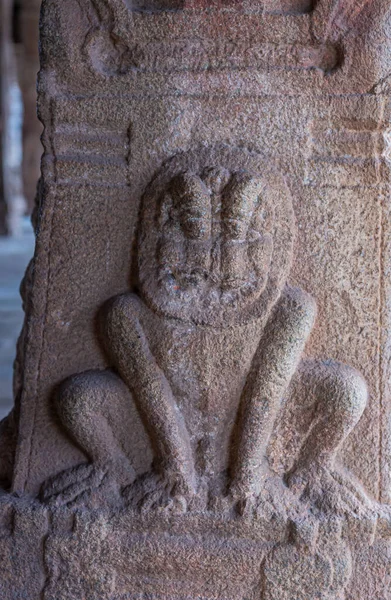 2013年11月5日 インド カルナータカ州ハンピ 遺跡のスリクリシュナ寺院 褐色の石の閉鎖はほとんど認識できない損傷したナラシマ像柱の上にMandapamで内側の聖域の前 — ストック写真